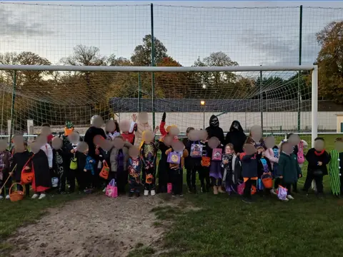 Animation Halloween — groupe d'enfants déguisés