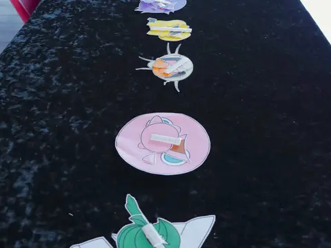 Groupe d'enfants avec diplômes Pokémon